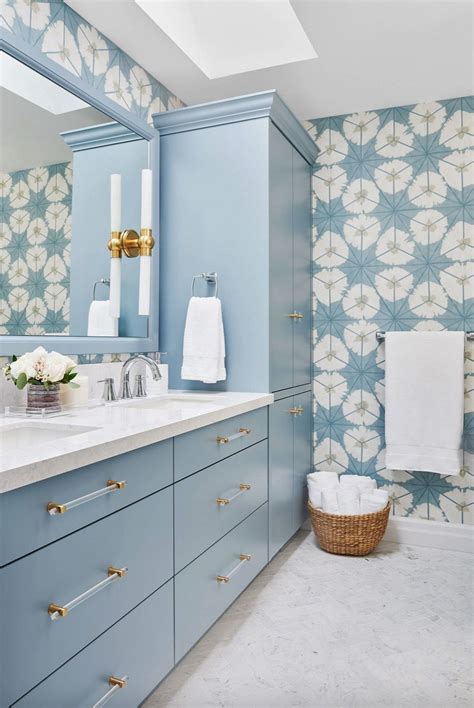 18 Beautiful And Refreshing Blue And White Bathroom Design Ideas