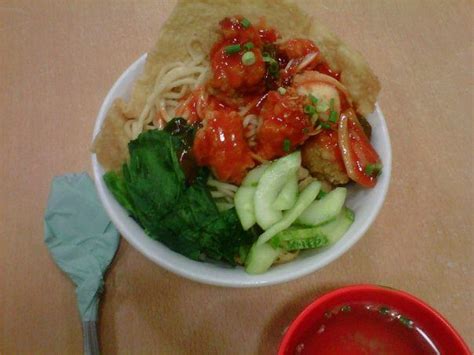 Eits, sajian mie satu ini tak sama dengan mie koclok ya. Mie Ayam Jamur, Hot Cwie Mie Malang | Makanan dan minuman, Makanan, Ayam