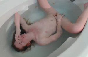 Jovencita pelirroja masturbándose en la bañera