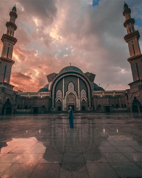 Kuala lumpur is one of three federal territories in malaysia, kuala lumpur is the hub of malaysia through the international airport, most of the visitors coming to malaysia kuala lumpur : Federal Territory Mosque at sunset in Kuala Lumpur ...