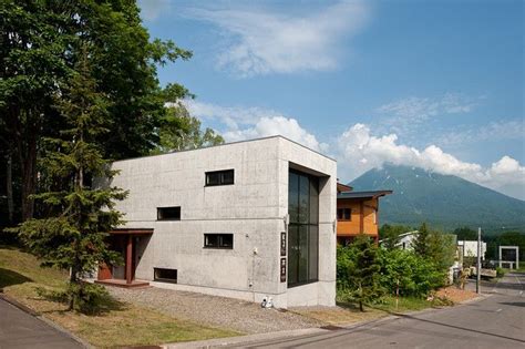 北海道ニセコのスキーリゾートに建つコンクリート造りの邸宅 | Cinder block house, Concrete house