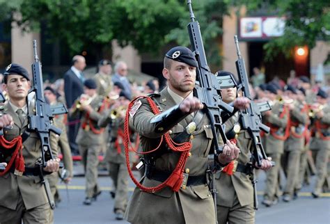 Las funciones de un general de ejército varían dependiendo del país, pudiendo ser el comandante en jefe del propio ejército o el. ¿Quién tiene mayor rango: un almirante o un teniente ...