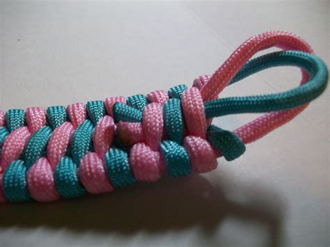 View his gallery of creatively inspired knots, historical knots, and their associated videos. Scrapfancy with Stephanie: Trilbite Bar two color paracord bracelet....