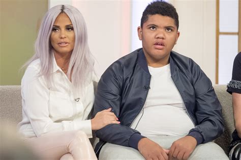Ihr behinderter sohn harvey blieb zu hause. Katie Price proud of son Harvey's C-bomb message on ...