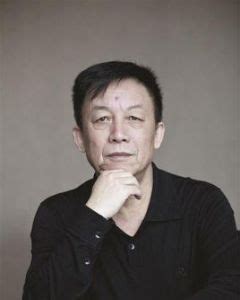 He is also a professor and ph.d. 易中天:易中天1947年2月8日出生，湖南長沙人。中國知名作家、學者、教 -百科知識中文網