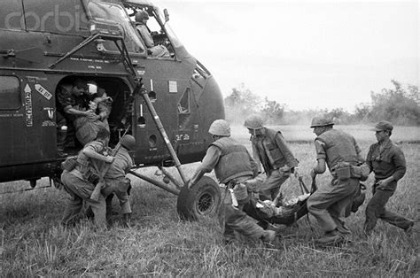 21 Aug 1965 Chu Lai South Vietnam Us Marines Rush Woun Flickr