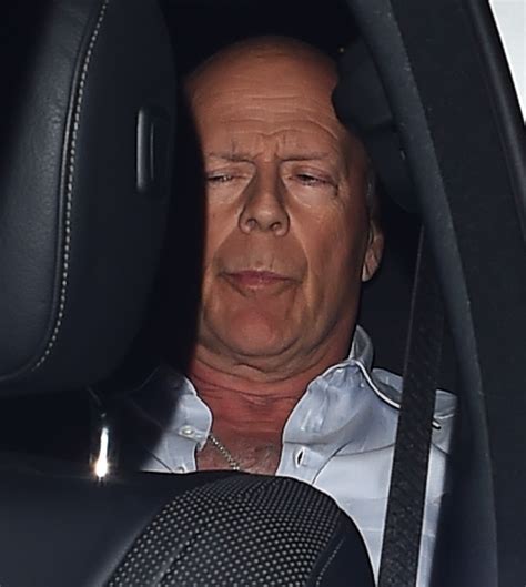 Ο Bruce Willis όπως δεν τον έχεις ξαναδεί Υποβασταζόμενος από τους