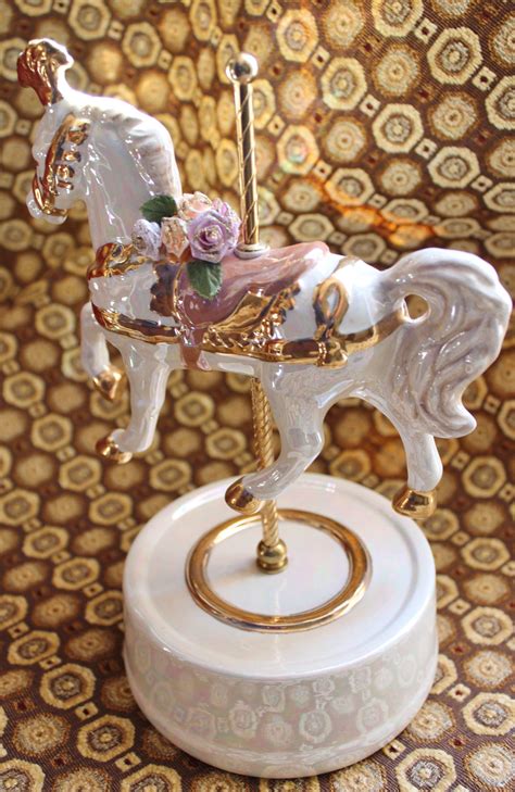 Fine quality swiss musicbox with 12 airs and a fine quality sound. Antique Carousel Music Box