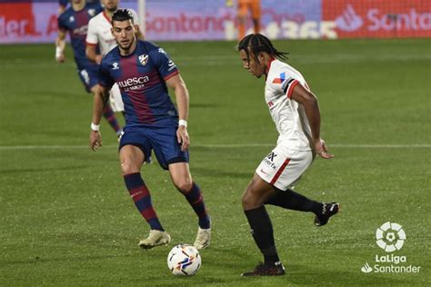Rafa mir se incorporó a la sd huesca en el mercado invernal de la 19/20. Rafa Mir calienta para el duro mes de diciembre | Noticias ...