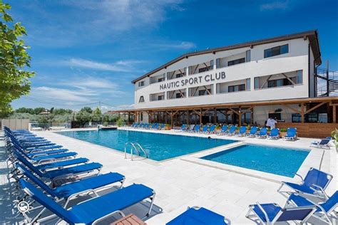 Land at sea with an excellent location because you make only 15 seconds to the beach, the land is close to the promenade, on a growing area and it is. NAUTIC SPORT & LUXURY CLUB - Prices & Resort Reviews (Navodari, Romania) - Tripadvisor
