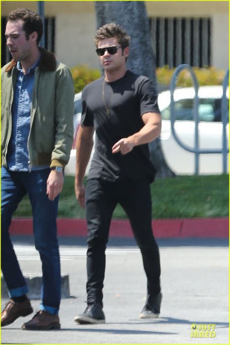 Zac Efron Checks In His Muscles At Lax Airport Photo 3096950 Zac