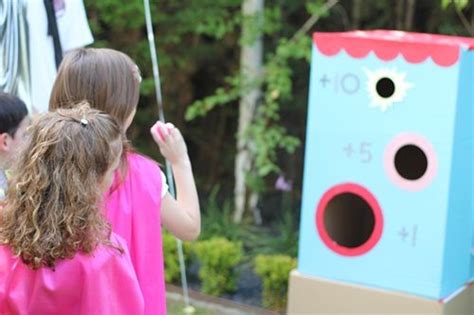 Los niños pequeños necesitan jugar al aire libre. Fiesta de superheróes al aire libre muy imaginativa ...