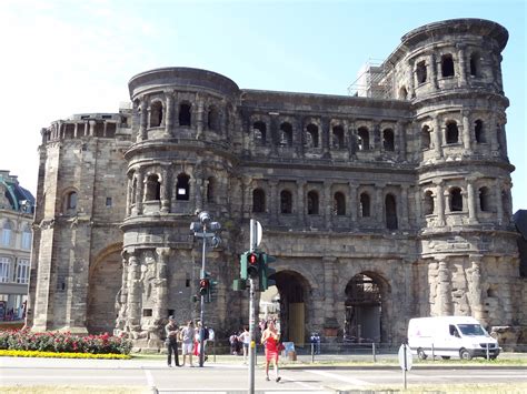 Dec 11, 2020 · on the banks of the moselle river, just 6 miles from the luxembourg border and 120 miles southwest of frankfurt, lies trier, germany's oldest city. Trier: de Romeinse tijd