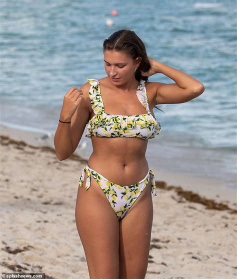 love island s zara mcdermott responds to cruel trolls after they call her a fat whale daily