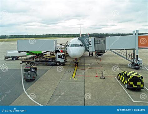 Aircraft Ground Handling Stock Image Image Of Departure 68168787