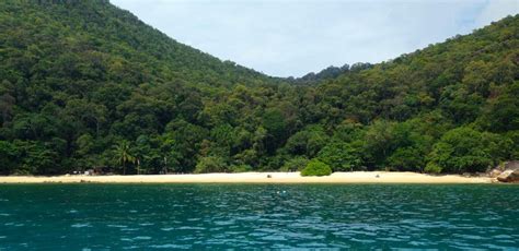 Pulau redang merupakan pusat peranginan yang terkenal dan cukup relaks di malaysia dengan pasir putihnya, terletak di perairan laut china selatan. Aktiviti dan Tempat Menarik di Pulau Redang PANDUAN LENGKAP