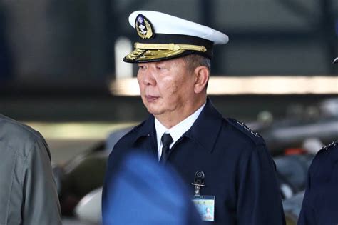 Kyūjitai form of 参謀長 (chief of staff). F-16戰機失聯 參謀總長黃曙光坐鎮衡指所 - 政治 - 自由時報電子報