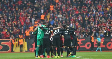 Bu arma tamamen eskişehir sporu temsil etmektedir ve bir sürü takımın korkulu rüyası olmayı bu arma ve şanlı formaları ile başarmışlardır. Es-Es TFF 1. Lig'in lokomotifi