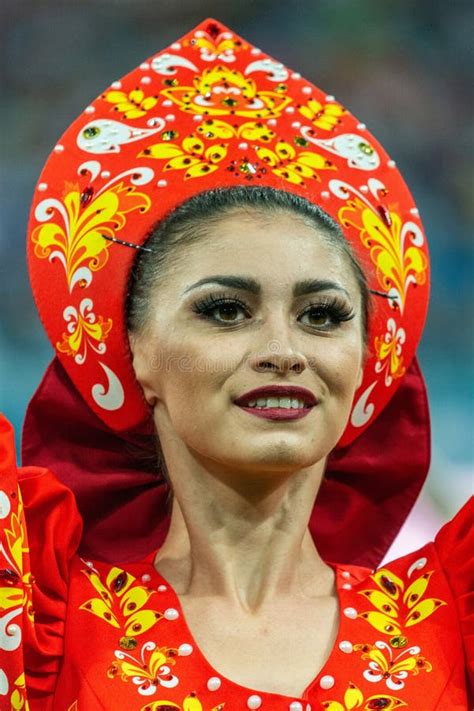 belle femme russe en tenue traditionnelle et coiffure russe kokoshnik image éditorial image du