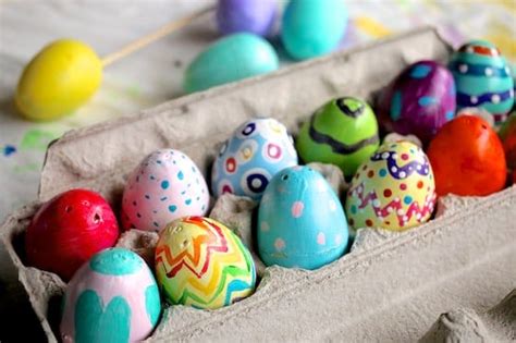 These tutorials and inspiring designs prove a little bit of acrylic or spray paint go a long way in making shells stand out. How to Paint Plastic Easter Eggs - They're Gorgeous ...
