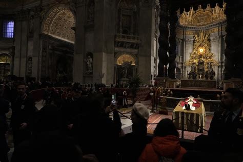 Le pape François rend hommage au pape émérite Benoît XVI à l audience du mercredi Le Reflet du Lac