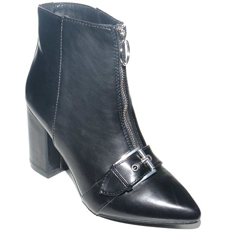 STIVALETTO BASSO IN ECOPELLE NERO A PUNTA CON ZIP CENTRALE E FIBBIA SUL