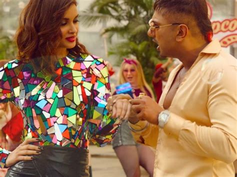 Selfiee Song Kudi Chamkeeli Akshay Kumar Yo Yo Honey Singh Reunite For Groovy Track