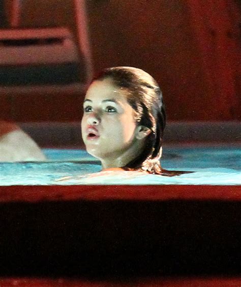 Selena Gomez Photos Vanessa Selena And Ashley Film A Hot Tub Scene