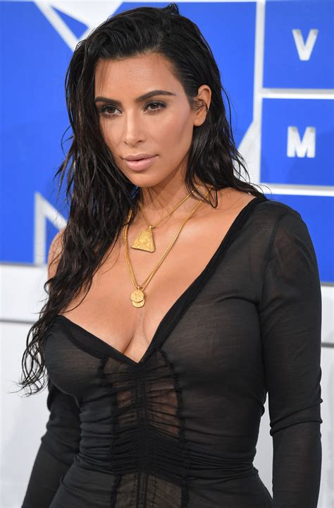 Kim Kardashian Spopola Agli Mtv Awards 2016 Trasparenze E Scollatura