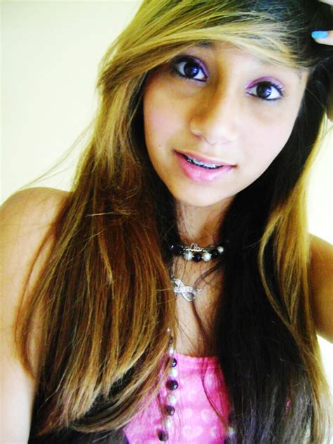 Profissionalmente, a cantora começou a se apresentar aos 14 anos e logo passou a receber elogios. Ana Clara | Fotos Fake Brazil
