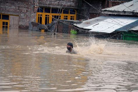 incredible pictures of rain hit kashmir where worst flooding in 50 years has left 120 people