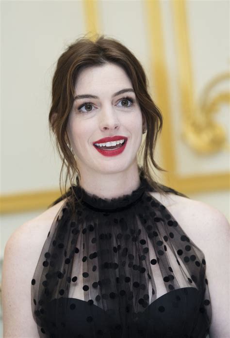 We do not post paparazzi/stalkerazzi photos in an effort to respect anne's privacy. ANNE HATHAWAY at The Hustle Press Conference in New York 04/28/2019 - HawtCelebs