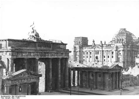 Das brandenburger tor ist eine der bekanntesten berliner sehenswürdigkeiten. Berlin 1945 Seltene Perspektive über den Pariser Platz auf ...