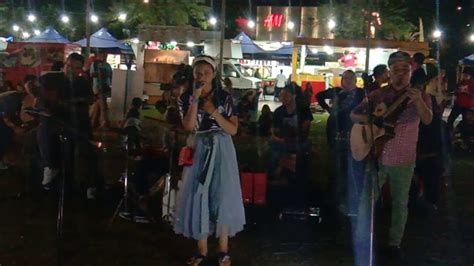 Luarbiasa mantul lagu sambutlah kasih slamber dia nyanyi sambil tangan dalam poket zamarul. SAMBUTLAH KASIH ..... SAMBIL JLN2 SEMPAT BUSKING DI ...