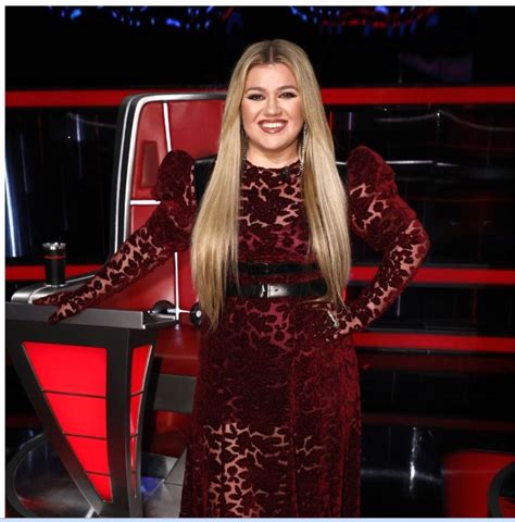The Voice Finale Kelly Clarkson Goes All Out In Red Vampy Look The Celeb Post