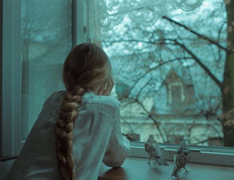 Фото Девушка смотрит в окно