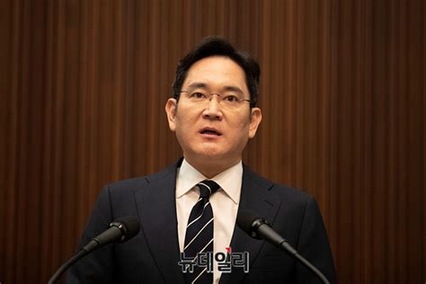 동아일보 취재를 종합하면 이 부회장은 이날 저녁 맹장의 끝 부위인… 이재용, 사장단 릴레이 회의... 반도체, 스마트폰 위기 점검 | Save ...