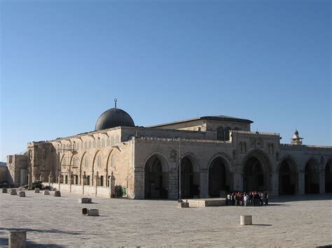 والصبي في ثوب واحد، ويباح في ثلاثة، والصغيرة في قميص ولفافتين. بيت المقدس (إسلام) - ويكيبيديا