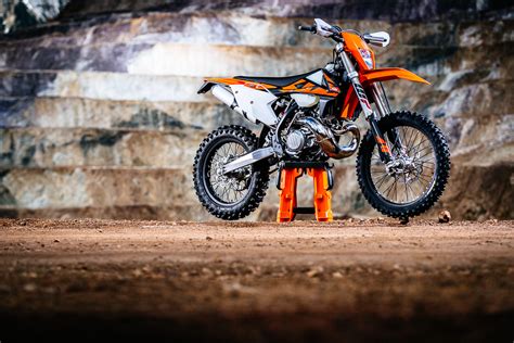 Tpi stands for transfer port injection. 2018_KTM_fuel-injection_two-stroke_250_300_EXC_TPI_23 ...