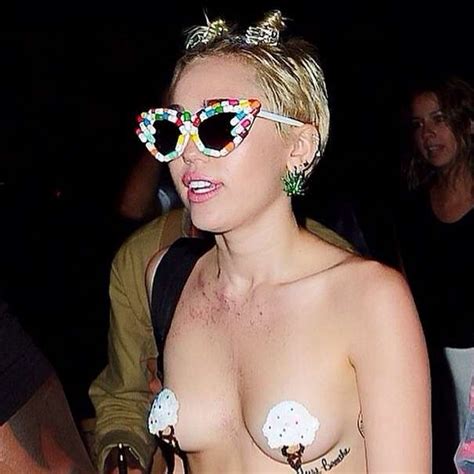 Miley Cyrus Curte Rave Seios Mostra E Posta Foto L O Palmeira