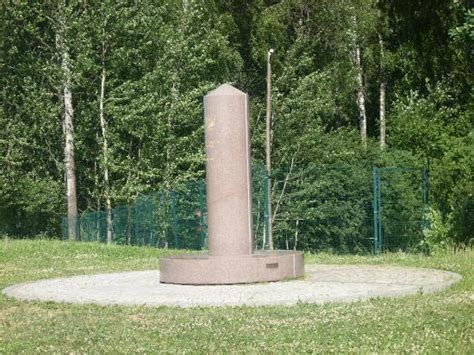 Na drodze nr 651, 150 m na północ od zakrętu znajduje się tu jeden z sześciu tzw. Trójstyk granic, granica województw Wisztyniec, Wizajny ...