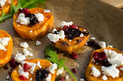Süßkartoffel-Crostini mit Feta und Balsamico-Zwiebeln