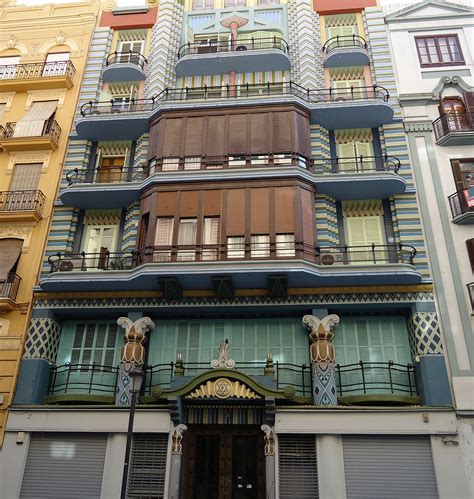 Solo el mejor equipo de cirujanos puede asegurar los mejores resultados en una cirugía de columna en valencia. La Casa Judía c/Castellón. Valencia (con imágenes ...