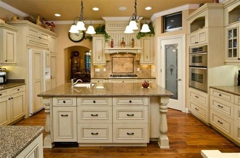 Paint to coordinate with ivory french country cabinets : Pin by Debbie Culpepper on kitchen ideas | Antique white kitchen, Antique white kitchen cabinets ...