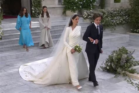 Bride Squad Crown Prince Hussein S Sisters Fix Princess Rajwa S Dress Train During Royal Wedding