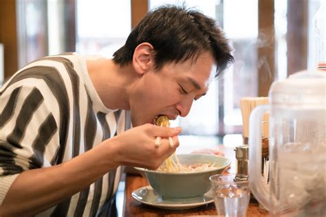 How To Eat Ramen The Japanese Way Dos And Donts Ramen Hero