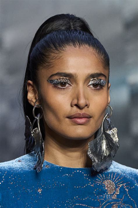 Runway Makeup Trends 2022 The Top 5 Beauty Trends Fashion Magazine