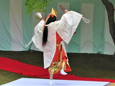 A Noh Dancer Performing At A Kyokusui No En A Heian Era Poetry Party