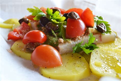 Ingredienti 1 kg di patate tagliate sottili 350 gr di pesce cotto 200 ml di panna qualche rametto di timo olio sale e pepe imburrare una teglia da forno e disporvi a strati le patate e il pesce, salare e pepare. Pesce spada al forno con patate e olive - Bigodino