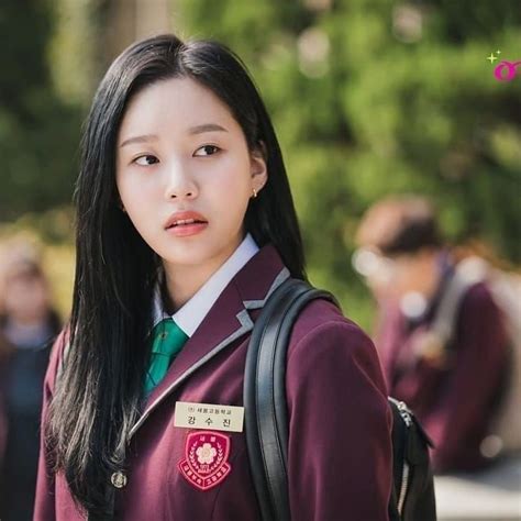 Makyaj becerilerinden dolayı bir tanrıçaya dönüşür. 9 Potret Park Yoona Pakai Seragam di True Beauty ...